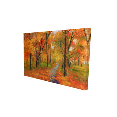 Sentier d'automne dans la forêt