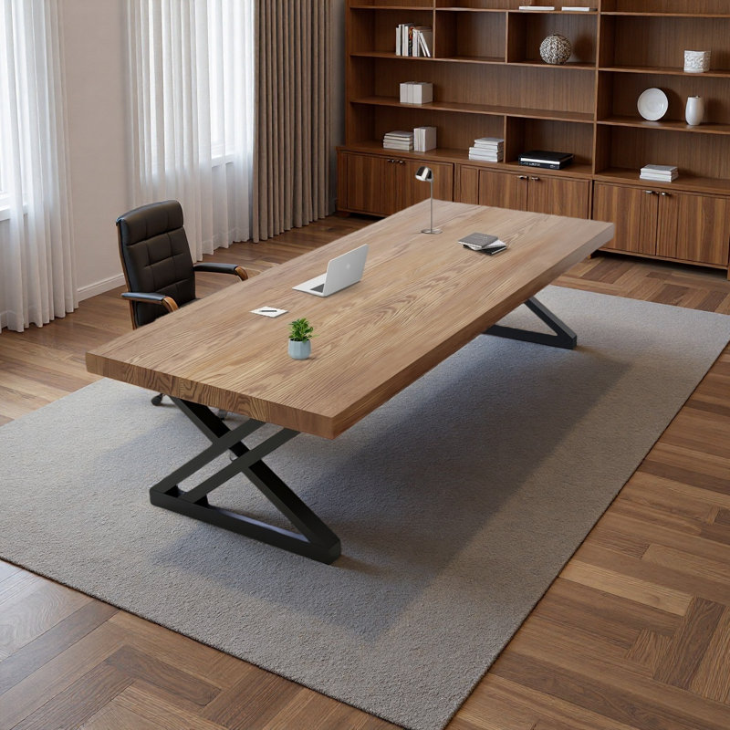 Bureau de direction de style industriel moderne avec plateau en bois massif