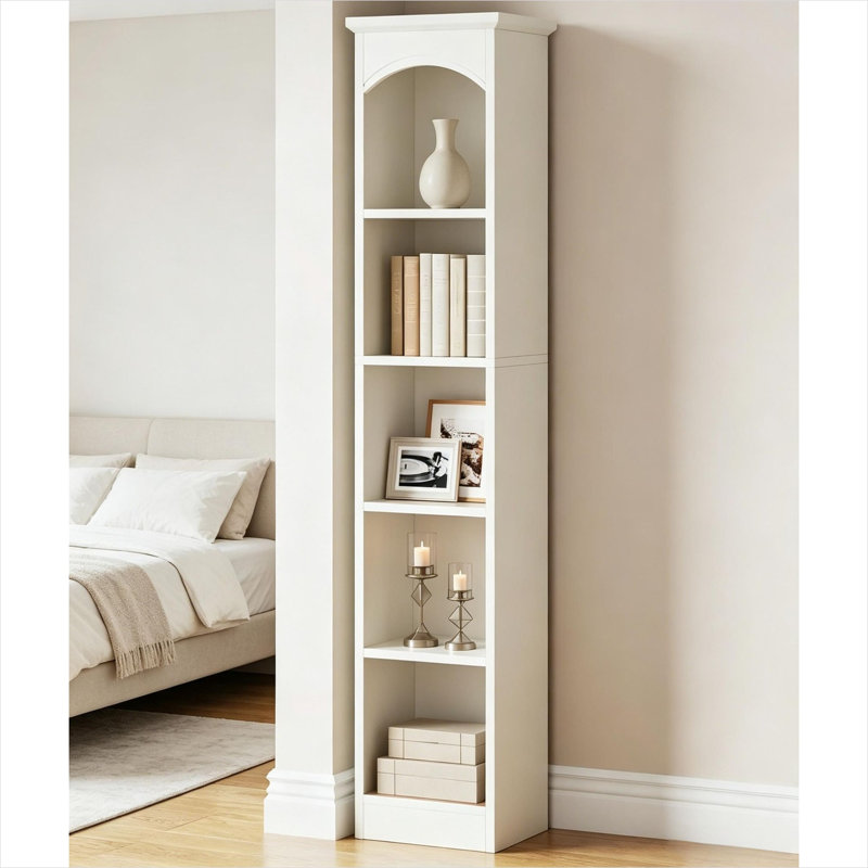 Bibliothèque cubique étroite en noyer et blanc classique pour salon, à cinq niveaux et système anti-basculement.