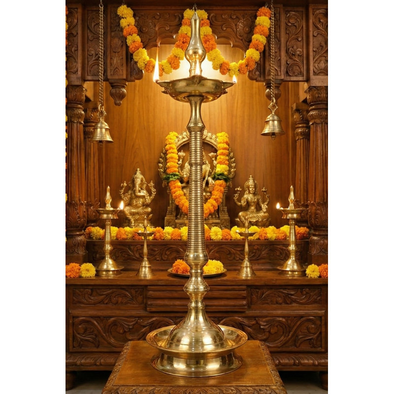Grande lampe Kavala en laiton fabriquée à la main de 61 pouces - Grand Diya indien traditionnel avec cinq mèches et une base à disque pour les temples, les mariages et les décorations patrimoniales