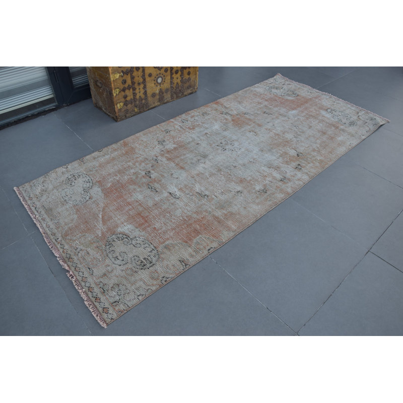 Tapis turc vintage avec des couleurs délavées et un motif unique pour une décoration bohémienne