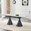 Table de salle à manger extensible avec plateau en pierre: plateau de table en marbre blanc avec pieds en métal effilés noirs. Une table de salle à manger rectangulaire d'inspiration moderne et luxueuse pour la maison, pouvant accueillir de 4 à 8 personnes.-129390099