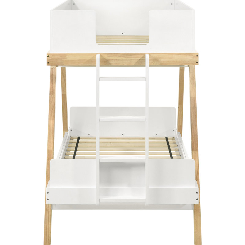 Lit simple au-dessus de lits superposés en blanc, design contemporain, fond ouvert, supports à tréteaux et lit blanc à panneaux, cadre angulaire, chambre double