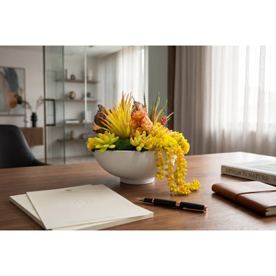 Conception succulente sur un vase rond en argile blanche | Faux arrangement coloré | Grandes plantes grasses