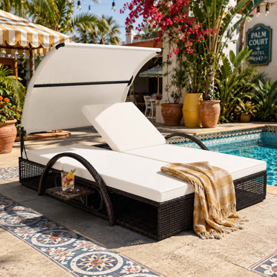Chaise longue d'extérieur à structure en acier contemporaine avec dossier réglable, lit de jour double pour patio, auvent incurvé, table d'appoint pour terrasse de piscine dans la cour arrière