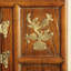 Armoire élégante à deux portes et trois tiroirs-106257803