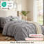 Édredon de lit dans un sac à motif de plis gris avec draps, taies d'oreiller et taies décoratives-101518290-103425110