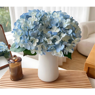 Arrangement d'hortensias dans un vase