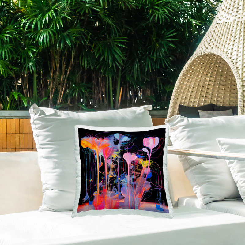 Coussin d'extérieur à motif floral Bold de l'autre monde par Nuk Nalandro