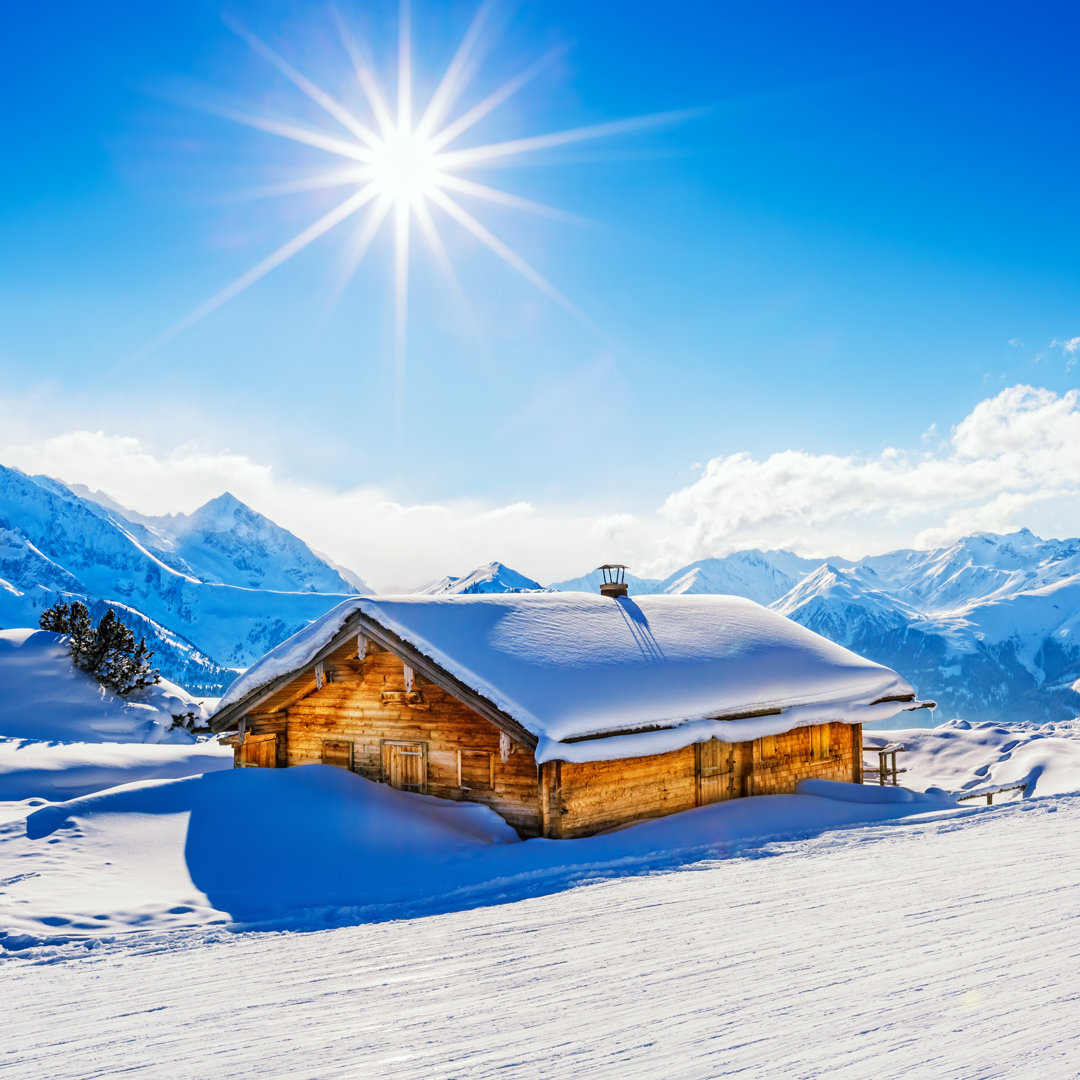 Schneebedeckte Hütte im Winter - Leinwandbild