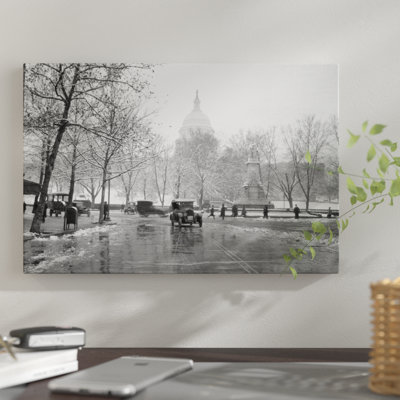 «1920s-1930s The Capitol Building and Old Car Circulation in Winter Washington DC USA», reproduction de photo sur toile tendue