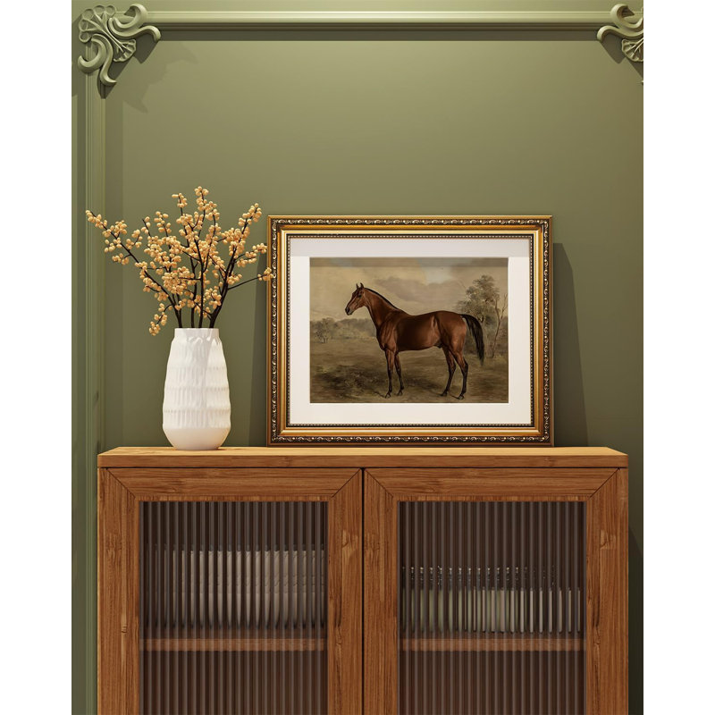 Tableau vintage encadré doré représentant un cheval, idéal pour la chambre, la salle de bain ou le salon. Décoration murale classique avec un cheval, impression sur toile, cadre ancien, style rustique, décoration de ferme, 33 x 40 cm.