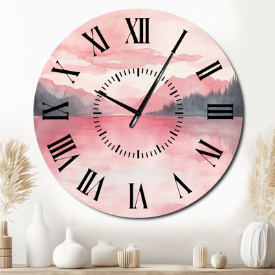 Horloge murale rose en métal avec lac