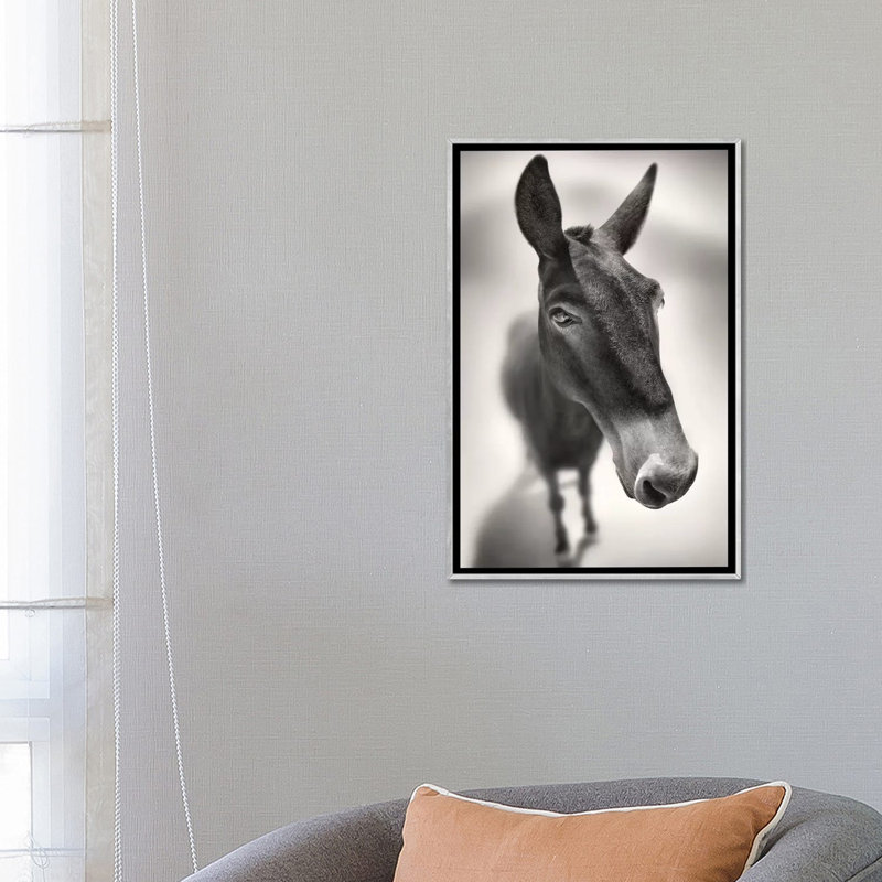 « Talking to me » par Ben Heine-reproduction de photo, Pas de tapis, H 26 po x l 18 po x 1,5 po, Toile avec cadre argenté