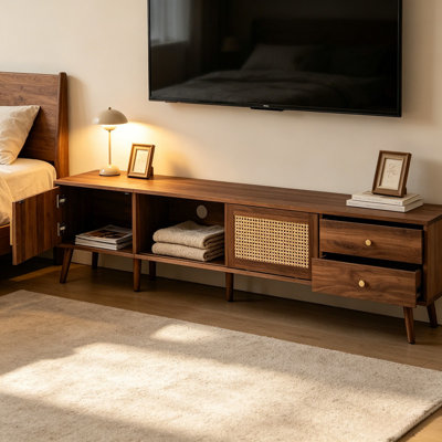 Console média en bois aggloméré noyer avec portes en PE en rotin et deux tiroirs de rangement, ce meuble télé à profil bas de 76,7 po convient aux téléviseurs de 85 po ou moins pour le rangement dans la chambre à coucher
