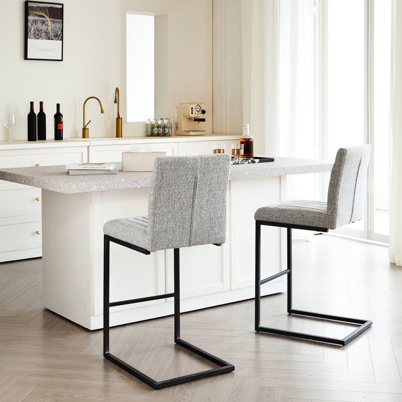 Tabouret de bar gris pratique avec siège de 24 pouces de hauteur, structure en métal noir pour pub et salle à manger, 2 sièges méticuleusement conçus, îlot de cuisine,