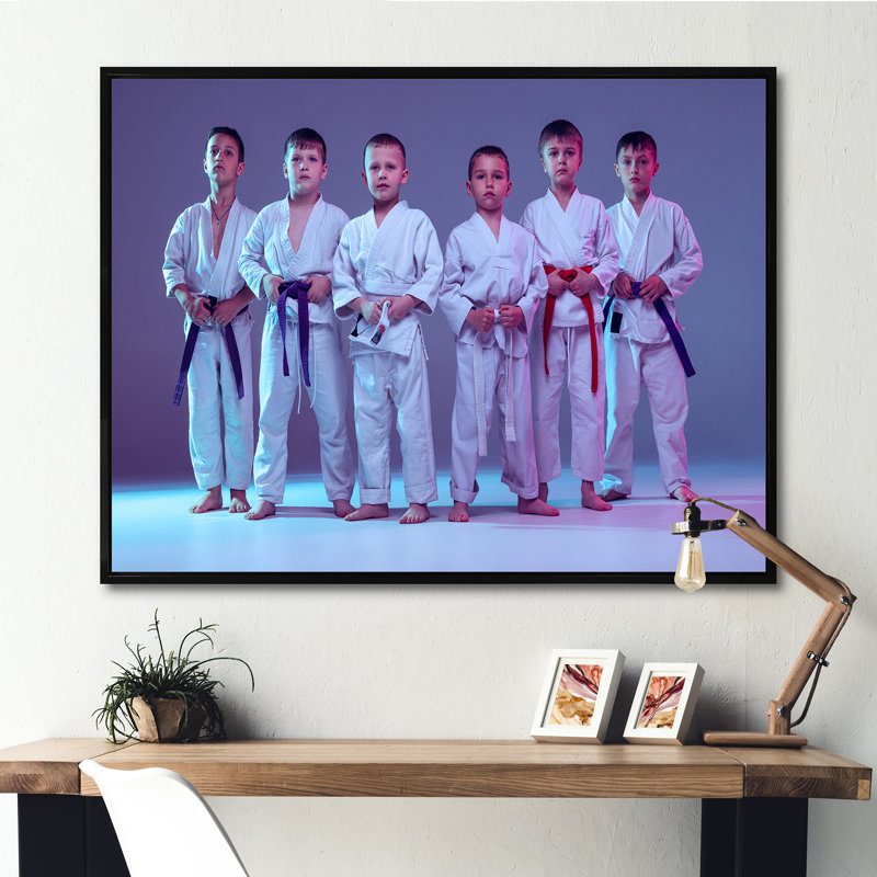 Karate Kids I sur toile, H 24 po x l 32 po x P 1 po, Cadre flottant noir