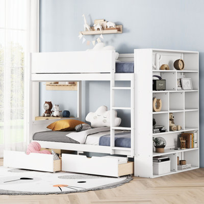 Lit simple superposé au-dessus d'un lit blanc avec options de rangement - tiroirs et armoire, utilisation optimale de l'espace dans la chambre à coucher