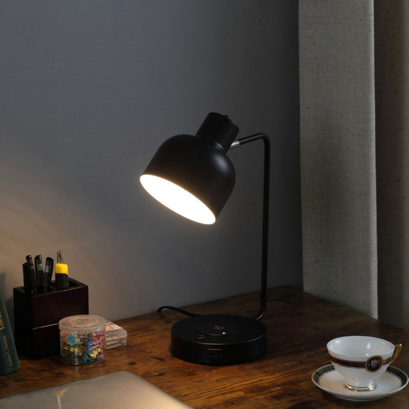 Lampe de table de bureau réglable 15,25 po In Vadim Interrupteur marche / arrêt situé sur la base avant de la lampe.