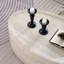 Table basse moderne et ovale, élégante pour le décor et l'utilisation d'un salon