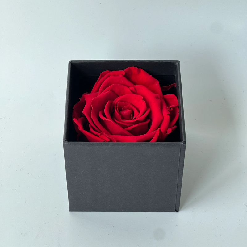 Arrangement floral solitaire dans une boîte