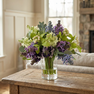Arrangement floral avec lilas et baies