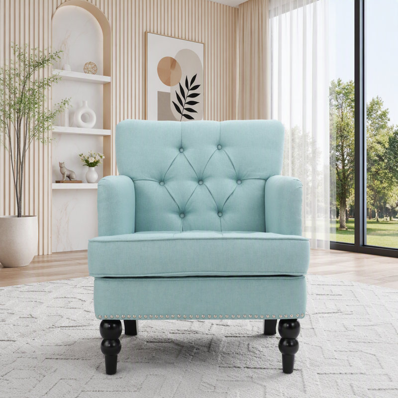 Fauteuil club capitonné en tissu avec garniture cloutée et pieds en bois de bouleau