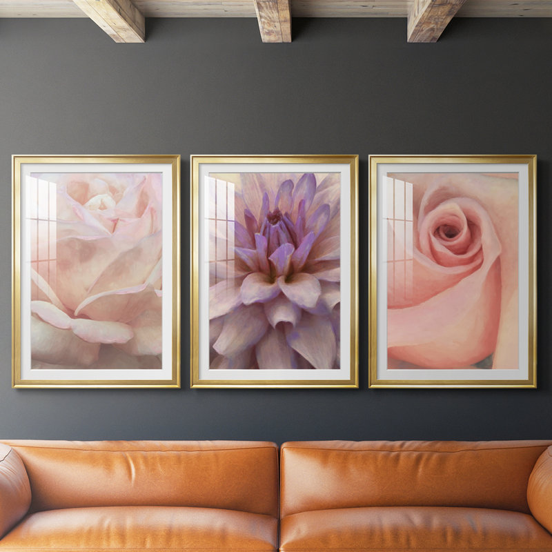 Doux pétales de fleurs I - reproduction sur mesure encadrée de qualité supérieure - 3 pièces, H 15 po x l 19 po, Doré