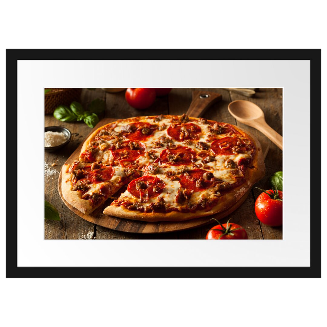 Gerahmtes Poster Pizza mit Salami und Tomaten