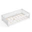 Lit simple au sol avec garde-corps et porte pour enfants-64350442-64350437