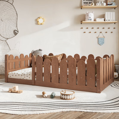 Lit de sol simple avec barrières de sécurité, cadre de lit Montessori en bois massif blanc pour enfants, conception basse avec barrières de sécurité intégrales, couleur naturelle profonde