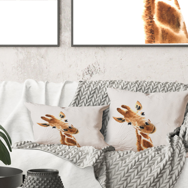 Portrait d'une girafe sur fond blanc I - Coussin décoratif imprimé traditionnel, 18 po x 18 po
