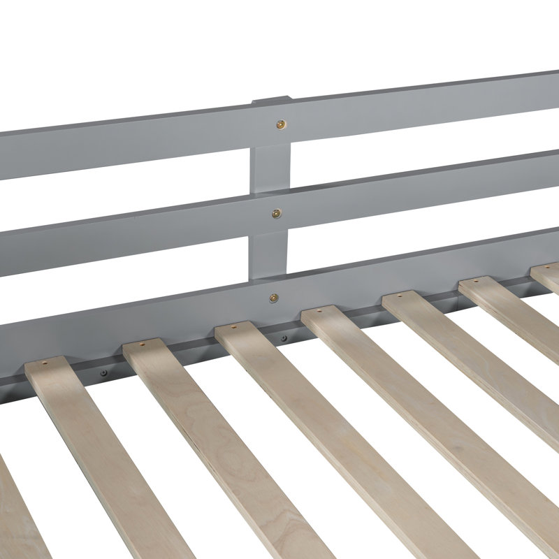 Lit simple gris au-dessus d'un lit superposé avec glissade et, espace-efficace dans la chambre à coucher, construction solide pour une utilisation à long terme en bois de pin