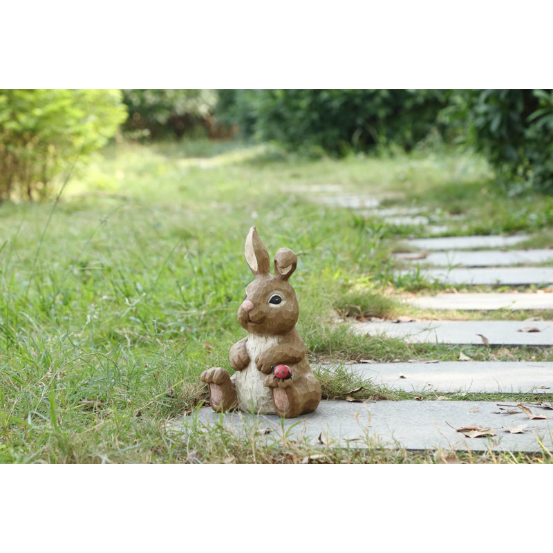 LAPIN ASSIS AVEC COCCINELLE