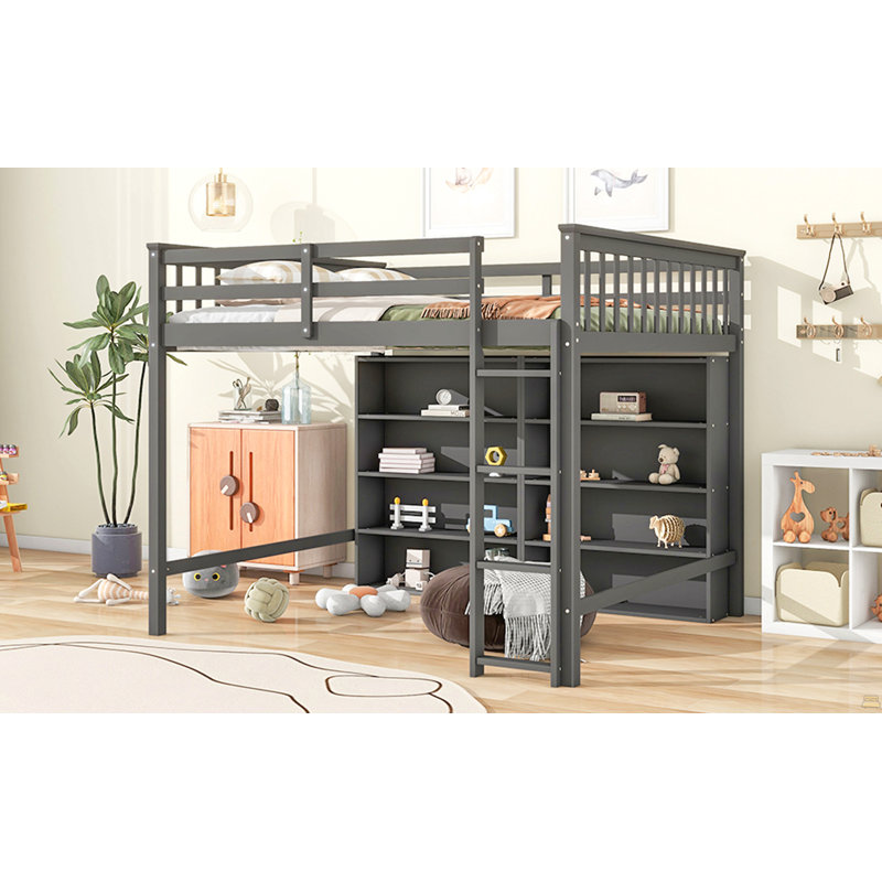 Lit mezzanine double avec 8 tablettes de rangement ouvertes et échelle intégrée