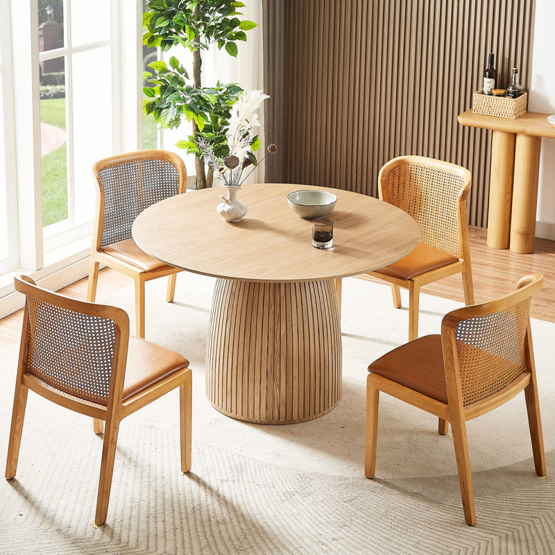 La table de cuisine de 47,3 po, et captivante, rehausse l'élégance moderne de la salle à manger
