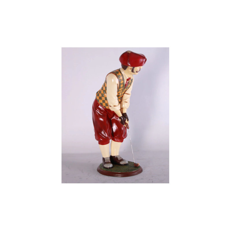 Petite golfeuse visant une petite statue