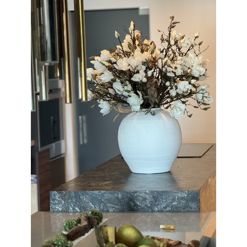 Vase Konos avec magnolias blancs