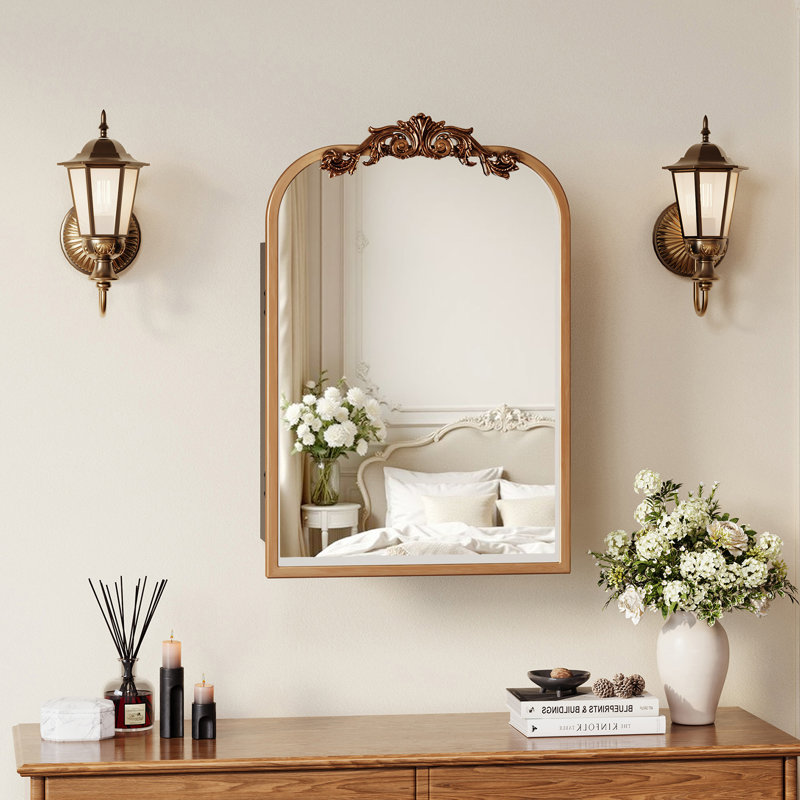 Pharmacie arquée rétro 16 po x 24 po avec miroir, rangement mural pour salle de bain avec options de montage encastré / en surface, conception rétro baroque, cadre en métal doré