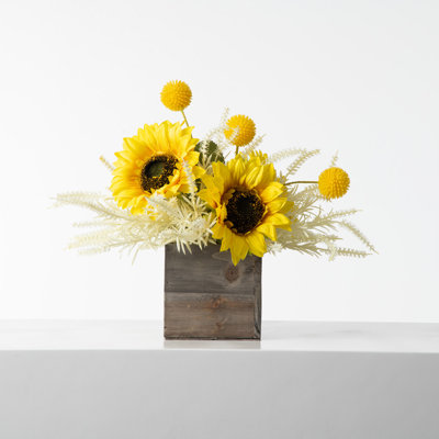Arrangement automnal vibrant de fleurs de tournesol jaune et crème Astilbe dans un petit pot en bois naturel