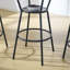 Ensemble de table de bar et tabourets ronds de couleur brune avec tablette de rangement circulaire, structure en métal et 2 tabourets
