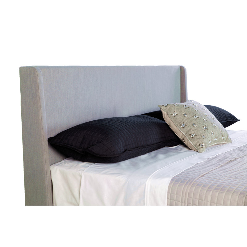 Très grand lit tapissier avec 2 tables de chevet