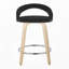 Tabouret de bar pivotant à hauteur fixe en bois naturel et velours noir avec repose-pieds ronds en métal chromé, lot de 2-134824064
