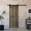 Porte de grange en bois massif brun avec trousse de quincaillerie d'installation-96694123