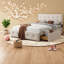 Grand lit tapissier spacieux avec rangement, conception moderne pour la famille
