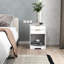 Table de chevet blanche avec 2 tiroirs et rangement ouvert, poignées dorées, design contemporain pour chambre à coucher avec tablette, look moderne