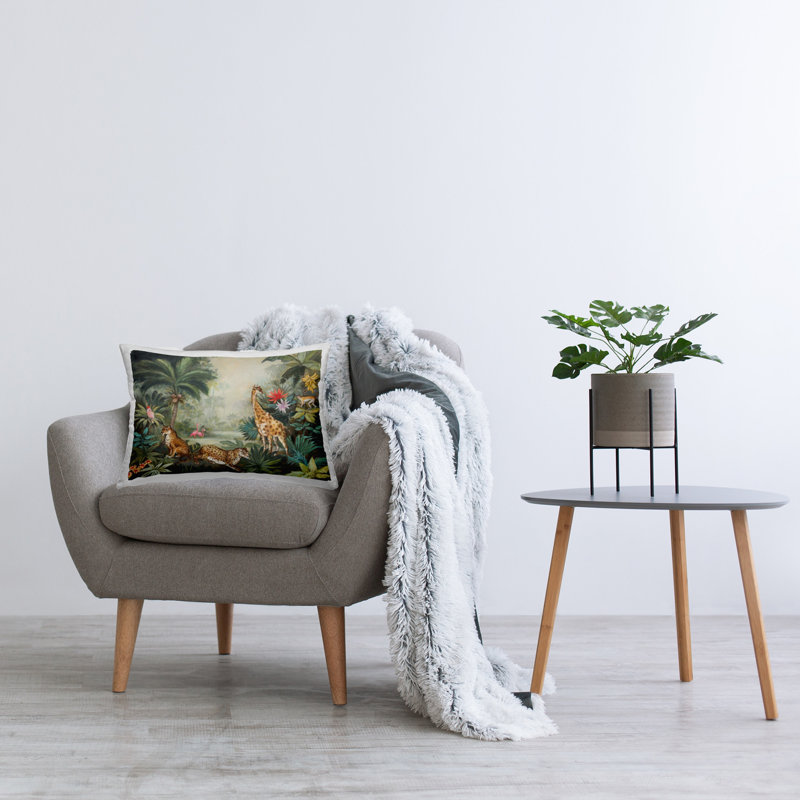 Coussin décoratif à motif d'animaux tropicaux dans la jungle par Julia Purinton