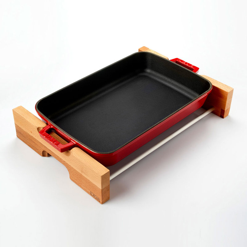 Plat à rôtir rectangulaire en fonte émaillée Lava 16 po avec support en bois de hêtre, Rouge/noir