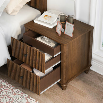 Table de chevet cannelée 2 pièces, table d'appoint de 21,65 po de largeur avec 3 tiroirs, table de chevet moderne en bois avec poignée en métal, table de chevet en bois pour chambre à coucher, salon, placard, noyer