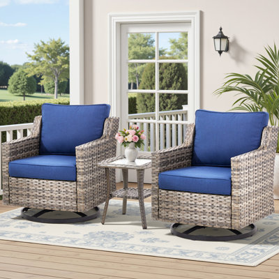 2 chaises pivotantes bleues pour l'extérieur avec table d'appoint à dessus en verre, 3 pièces de mobilier gris pour des espaces tels que porche, bord de piscine, terrasse, cour, toutes saisons, conception d'accoudoirs, coussins en mousse haute densité,